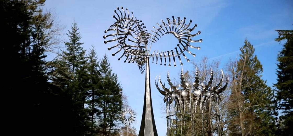 Esculturas de metal que se movem com o vento