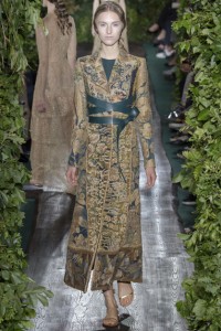 valentino_suzy_menkes_5774_north_382x