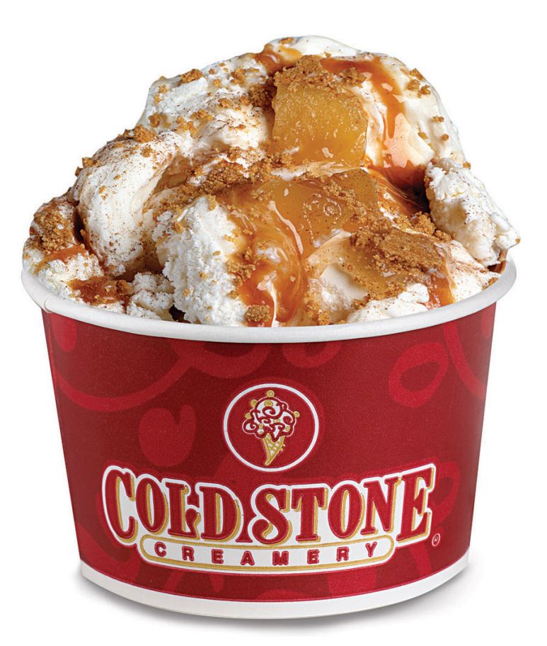 Criança fantasiada ganha sorvete na Cold Stone Creamery