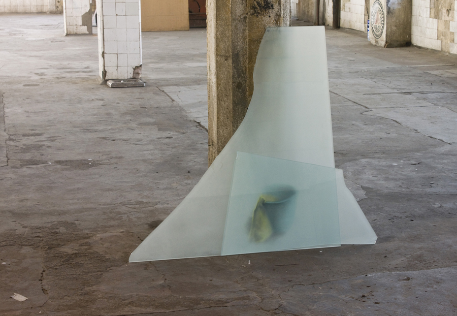 Vestígios de um lugar em construção e a sensação de abandono em exposição de Rodrigo Torres na SIM Galeria