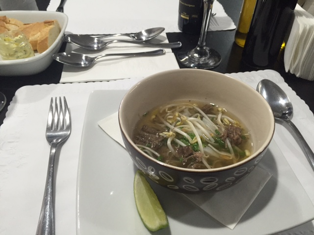 Chef do Volta ao Mundo Massas Criativas ensina a fazer sopa vietnamita