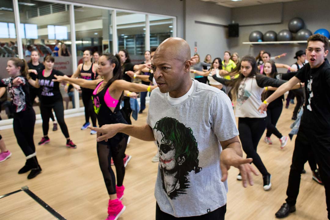 Coreógrafo de celebridades como Michael Jackson esteve em Curitiba para workshop