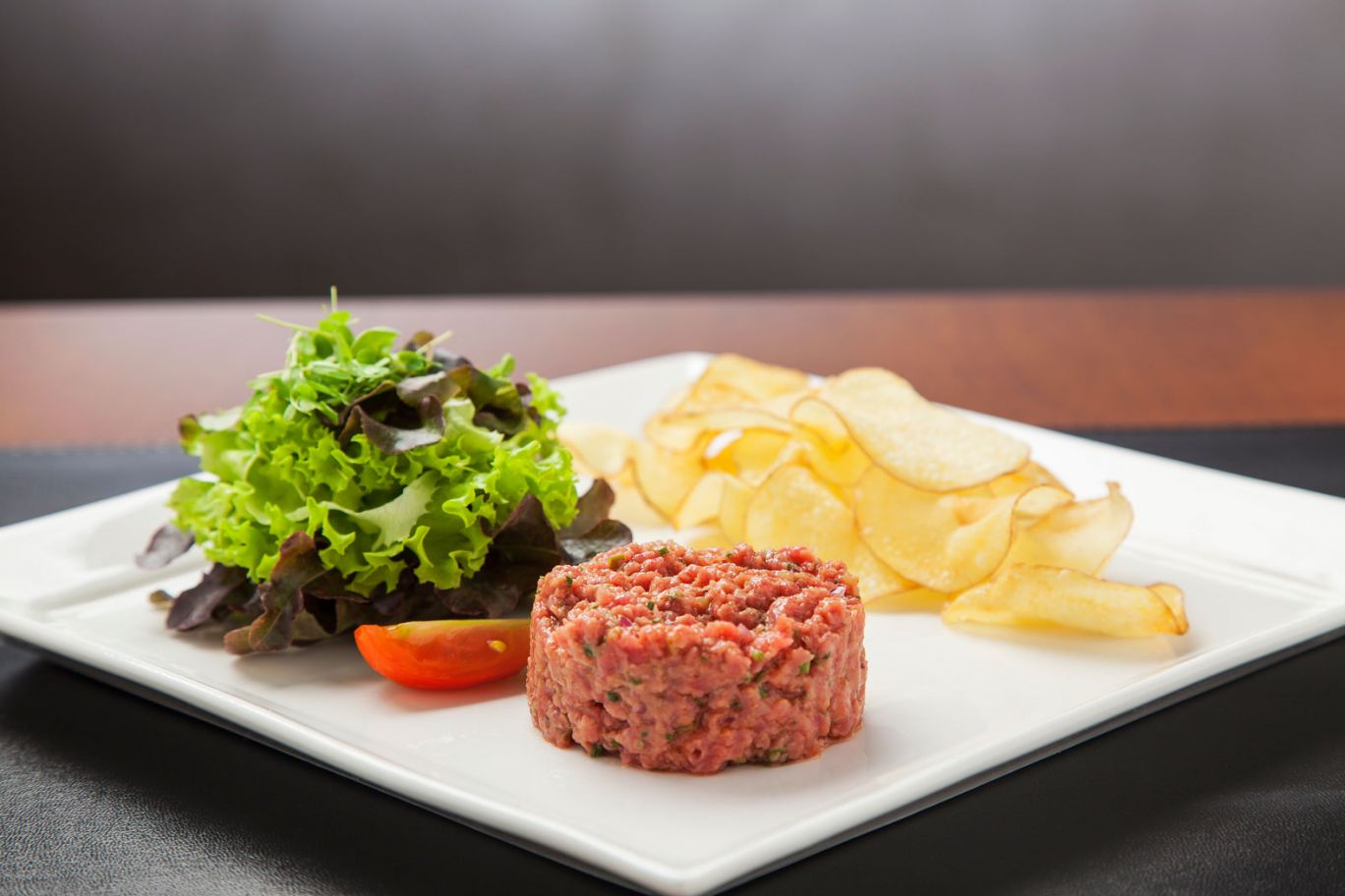 Aprendendo a fazer Steak Tartare com o chef do La Varenne