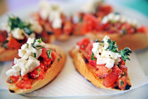 Bruschetta crocante de pera com brie e salada