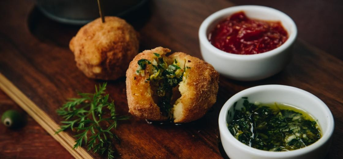 Receita de Mac’n’Cheese Balls da Marjorie Cassilha