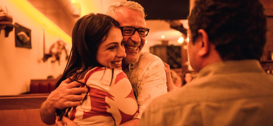 Chico Urban e Mariah Luz promovem degustação harmonizada de ostras no Bar do Victor