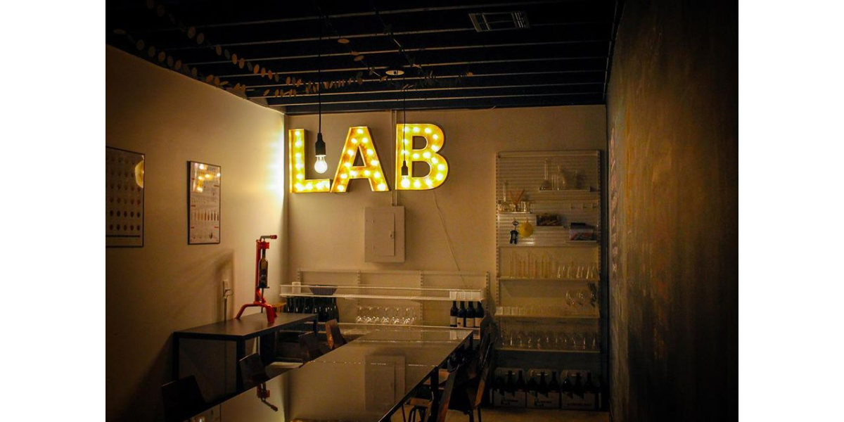 The Blending Lab oferece aulas e experiências com vinhos, como criar seu próprio blend