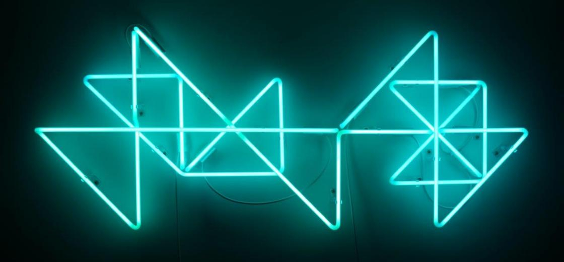 Obras com luzes neon na SOMA Galeria