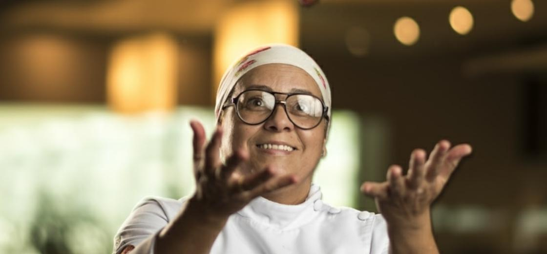 Chef Eva dos Santos ministra aula-show em comemoração ao Outubro Rosa no PKB