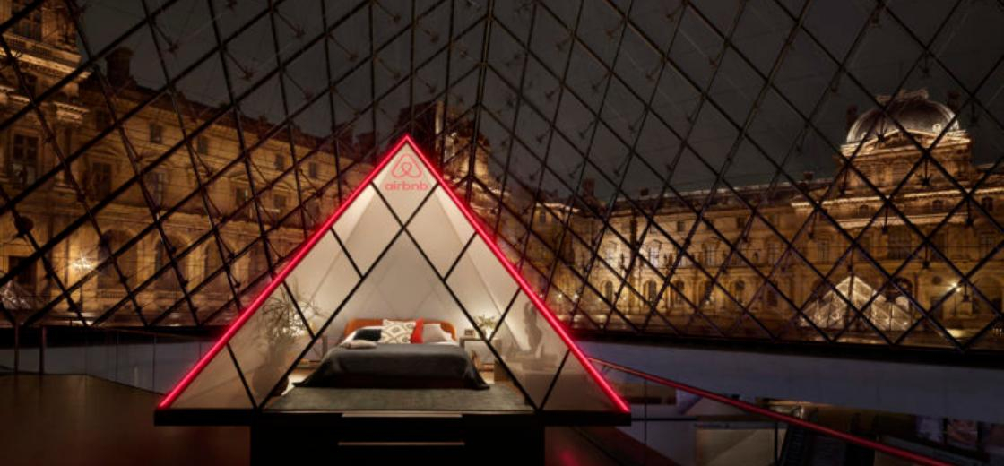 Dormir na pirâmide do Louvre? Esse sonho pode ser realidade!
