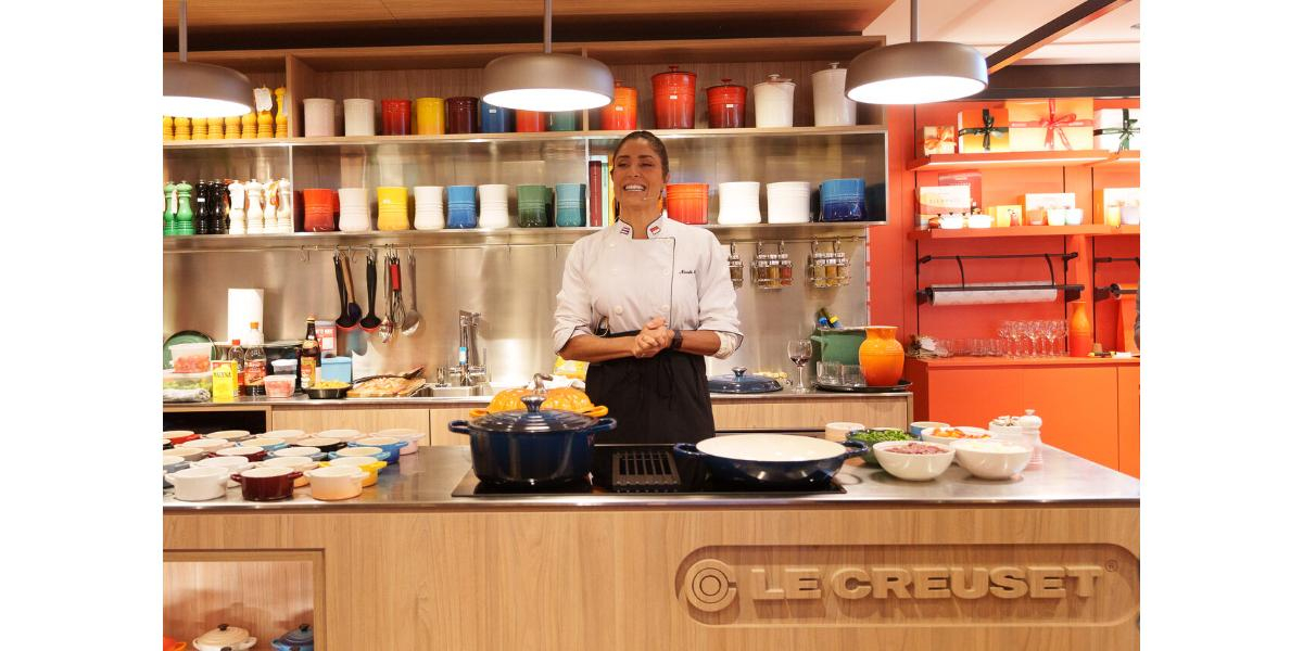 Chef Nicole Hauer brilha com Beef Stir Fry em mais uma aula-show na Le Creuset