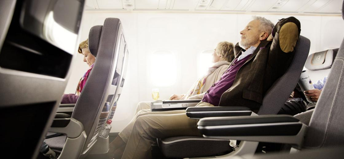 Por que não se deve dormir durante o pouso e a decolagem em um voo?