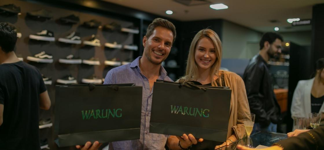 Linha de roupas e acessórios do Warung chega a Curitiba