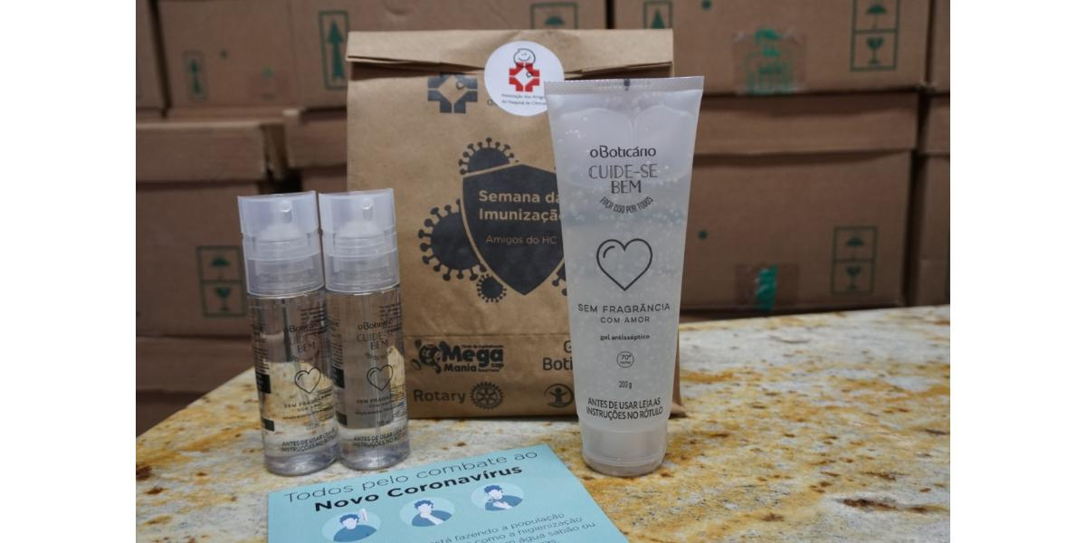 Amigos do HC distribuem kits de higiene na Semana da Imunização