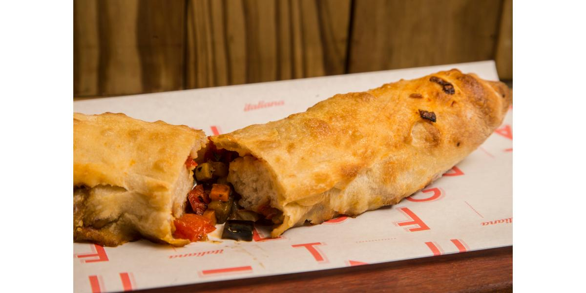 Pizza em formato stick é novidade na gastronomia de rua de Curitiba