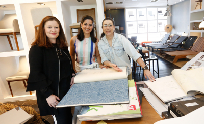 As designer de interiores Paula Fuzeto, Camila Rocha e a arquiteta Debora de Santis