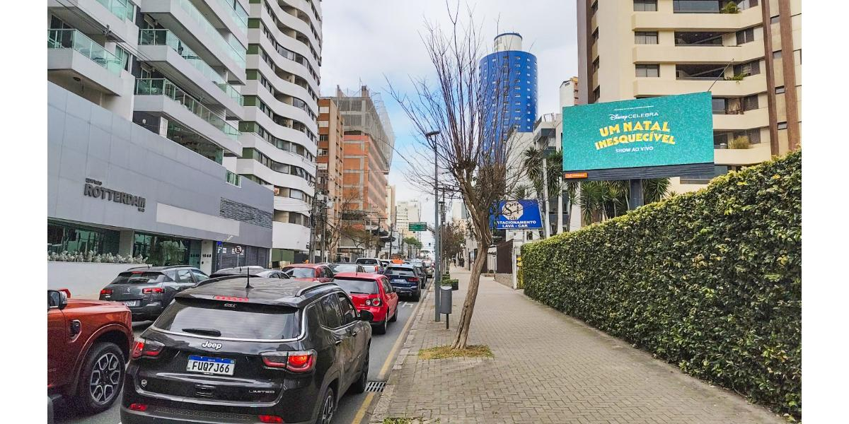 Campanha do Natal da Disney estreia nas ruas de Curitiba