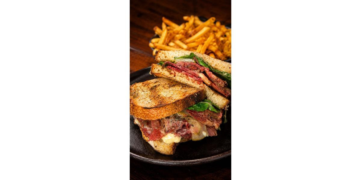 Com 14 dias de preparo, pastrami artesanal vira estrela de sanduíches no Cantuca, em Curitiba