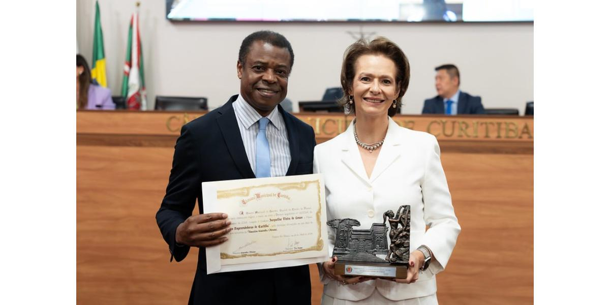 Superintendente do ParkShoppingBarigüi, Jacqueline Vieira de Lemos, é homenageada na Câmara de Curitiba